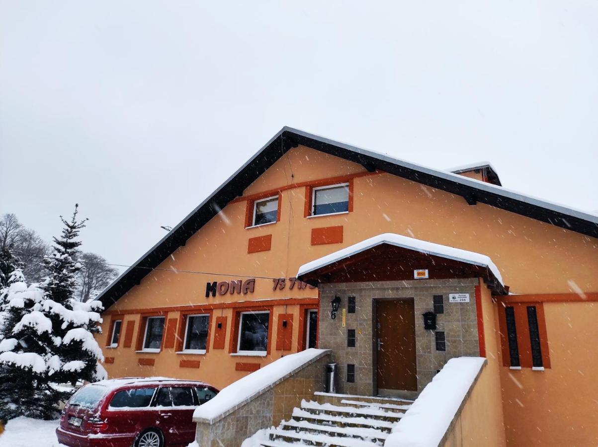 Willa Mona Bed & Breakfast ชกลาร์สกา ปอเรมบา ภายนอก รูปภาพ